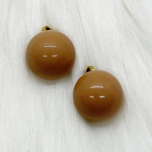 🔮 5/$25 Vintage 1950s 1960s‎ Clip On Tan Round Domed Button Earrings - Picture 4 of 6
